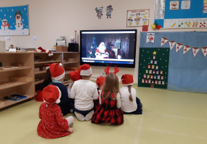 03 Dzieci oglądają na tablecie filmik od Mikołaja